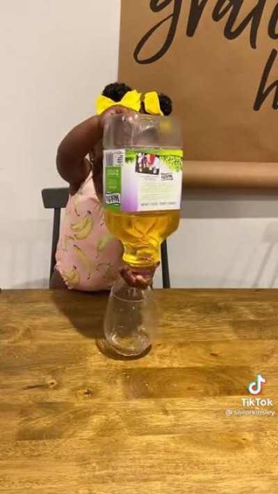 How to pour juice into a glass