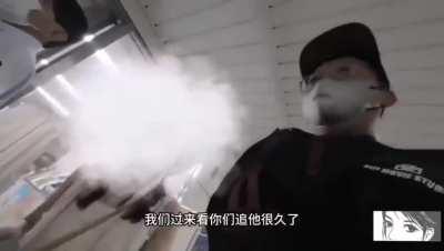 Chinese girls stand up to subway pervert in Japan, other Chinese/tourists and Japanese students help them report him to the police 