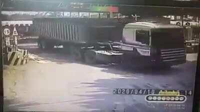 I can't understand why the truck stopped