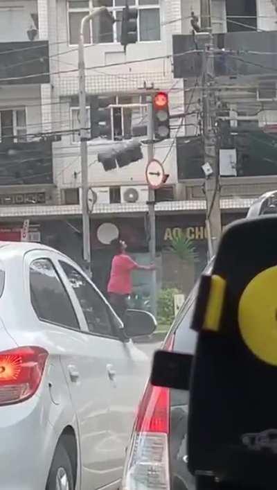 WCGW if I shake this traffic light?