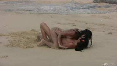 Amia Miley & Tanner Mayes at the beach