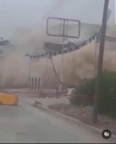 Se cae el sundo edificio en Col.La Sierra Tijuana.