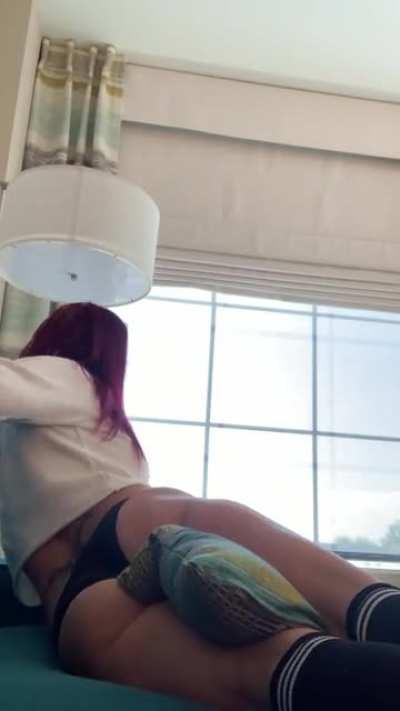 Sarah Brooke doing her scissorsizes