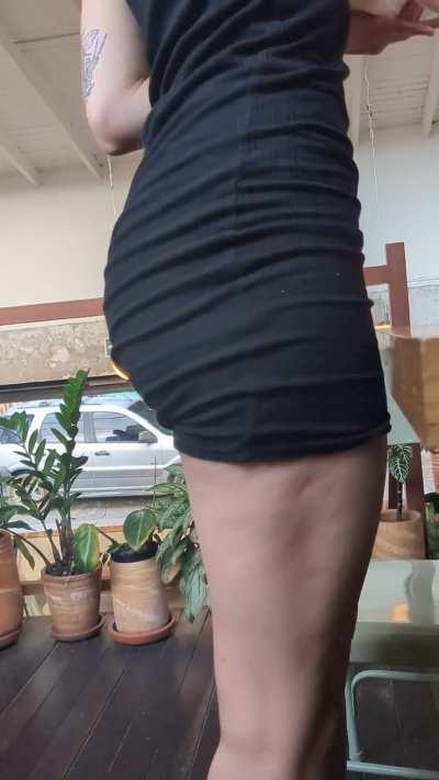 Casual flashing at the restaurant [GIF]