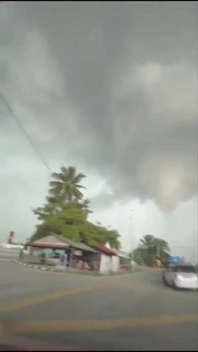 Tornado hits Selangor : Sijangkang and Teluk Panglima Garang are badly affected