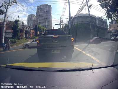 Tukmol na naka sedan