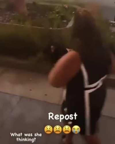 Southpaw lady scores a knockdown with a jab!