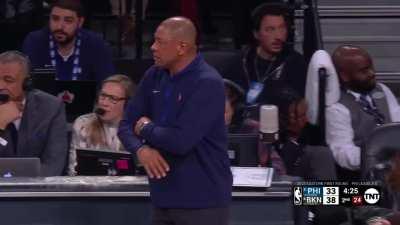 [Highlight] Haim sisters with some weird synchronized clapping