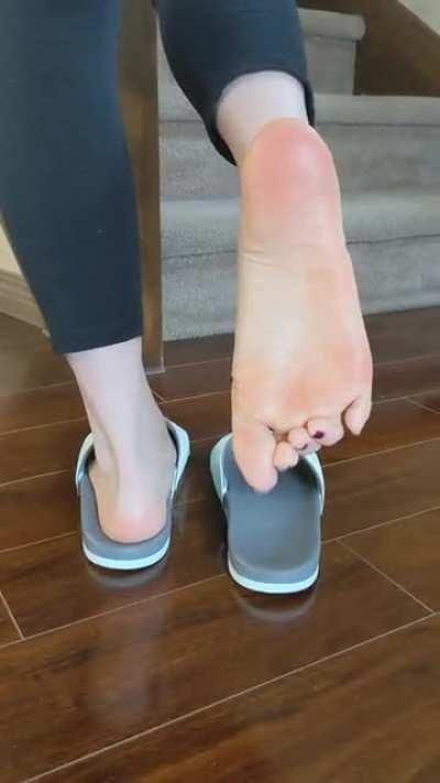 Happy February! ❤️ What better way to kick off a new month than by kicking off my slides for you 😉🤭