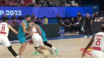 [Highlight] Luka throws the hook shot like pass over the head of the defender for the assist