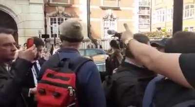 Vídeo do momento em que um britânico se irrita pelo desrespeito dos bolsonaristas ao velório da rainha: “This is the day of the Queen’s funeral. This is England … show some fucking respect” (enquanto o sujeito grita 