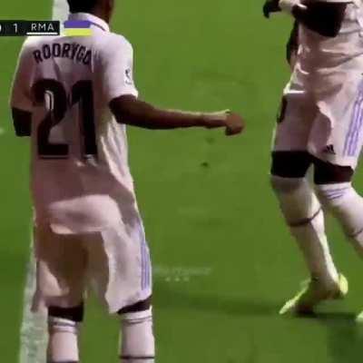 Vinicius and Rodrygo dancing after Rodrygo's opener