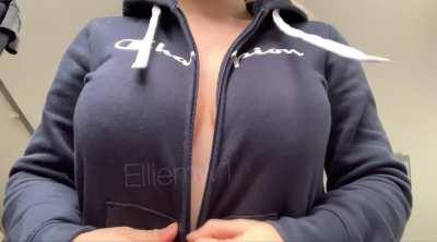 First post here, I hope you like the view of my DDD’s on my 5’3” body 😉