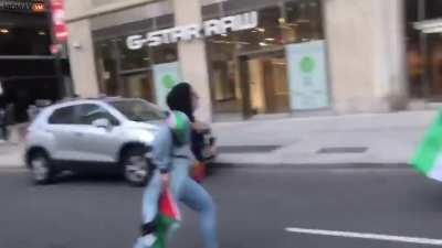 Injured Jewish man runs away from angry protesters in New York.