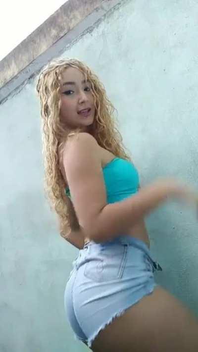 Certeza que ela quer dar esse bumbum.