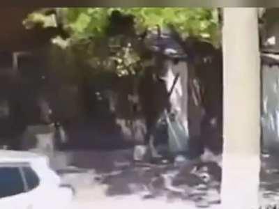 Impactante balacera: cuatro delincuentes se tirotearon con un militar retirado y usaron a su hija de escudo humano