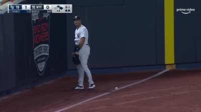 [Lowlight] Aaron Hicks drops a ball and stands there in disappointment not knowing that it was a fair ball, allowing 2 runs to score