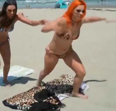 Gigi Dolin at beach 🏖️🏖️.