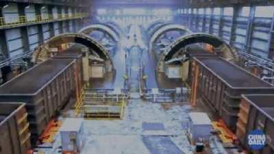 Разгрузка вагонов с углем. Китай, автоматическая линия по разгрузке вагонов. Восемь вагонов за 20 секунд. Распыление воды для уменьшения угольной пыли.