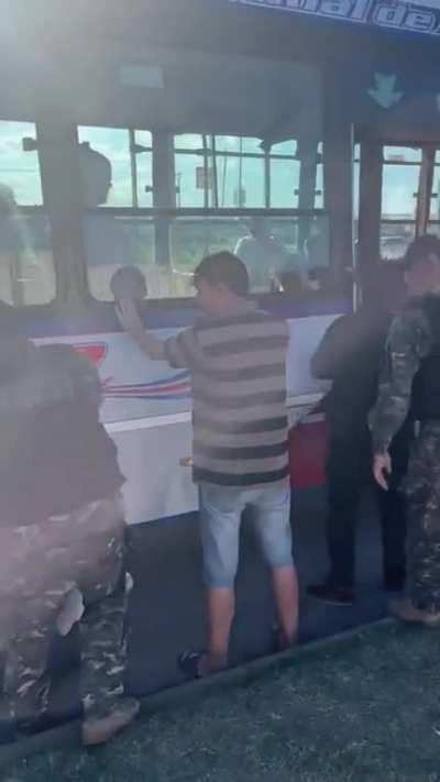 La Matanza: Gendarmes requisan a los pasajeros antes de subir al bondi