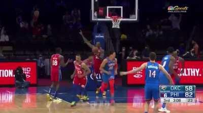 [Highlight] The Thunder miss back to back free throws so 76ers fans win a free frosty, and Dwight Howard is amped up