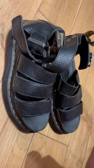 Fapping on wife&rsquo;s DM sandles 😈