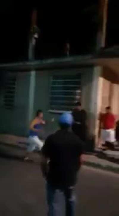 Her kavgada olup, Sürekli arkadan gaz veren milleti kışkırtan ibnelere verilmesi gereken en güzel cevaptır. Genelde k*rtler yapar.