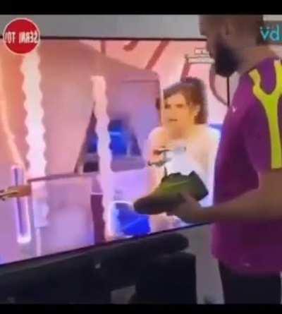 Does my shoe smell??