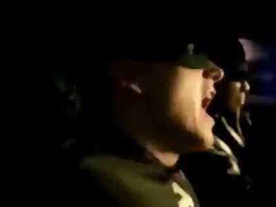 Acho que todo mundo que ouve a música faz isso