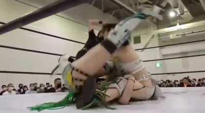 STARDOM's high speed fairy Natsupoi using her new flash pin 