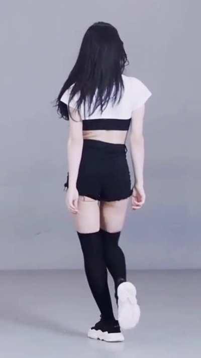 Chaeryeong blue or black? 