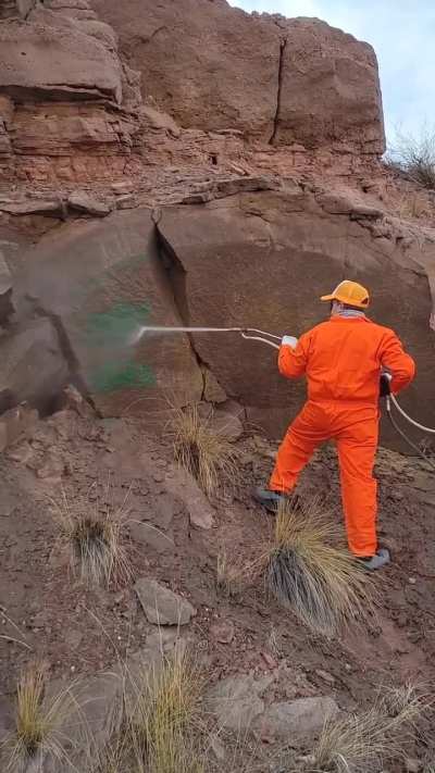 Así la fundación Pro Montaña trabaja para eliminar los grafitis de los vándalos de dique Potrerillos