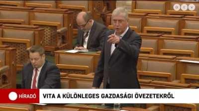 A rózsa vörös, a szemem könnytől nedves