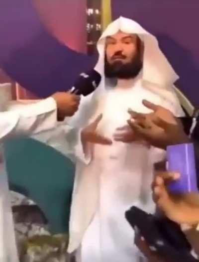 Please learn Arabic everyone. Sheikh is talking and people think he’s making a Du’a 😭