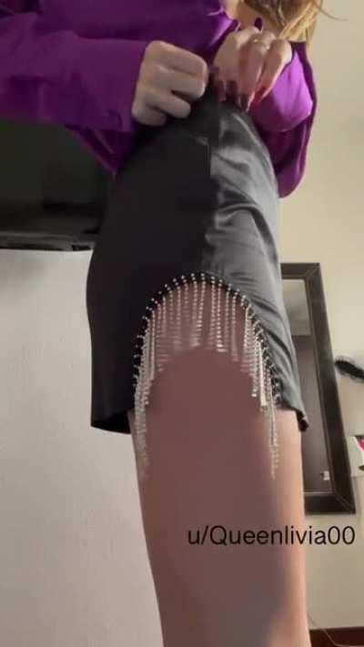 I’m the secretary who sucks you dick under the desk