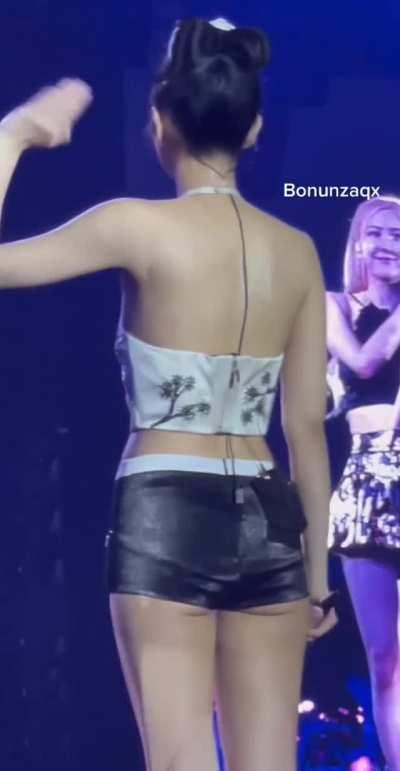 Jennie ass is giving me hard times!!🤤🤤 (DM open)