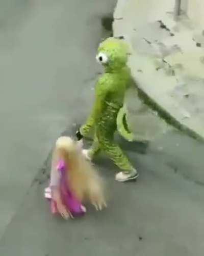 In order to entertain his daughter who is bored during quarantine they take the trash out every day together wearing different costumes