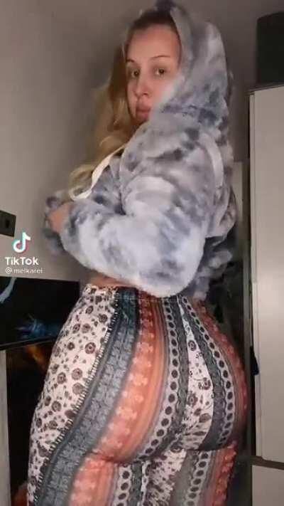 White girl got a phatty 🤤