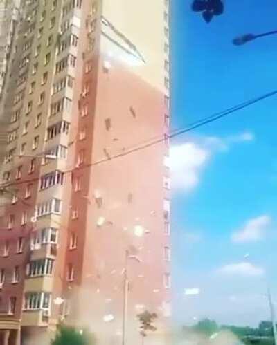 В Балашихе обвалился огромный кусок фасада жилого дома. Никто не пострадал.