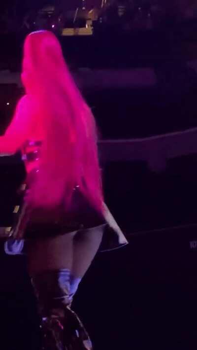 This is why I love sweetener outfits