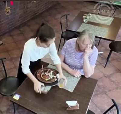 This woman wanted to eat the rest of the leftover food, but then the waitress came – there are still big hearts out there!