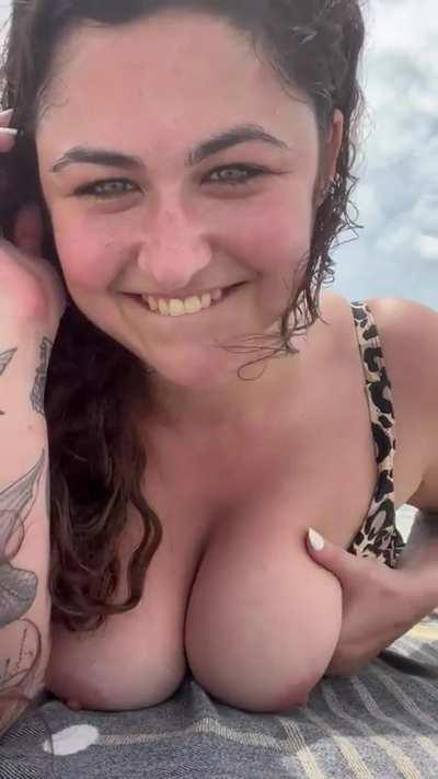 I’m the perfect girl to take to the beach