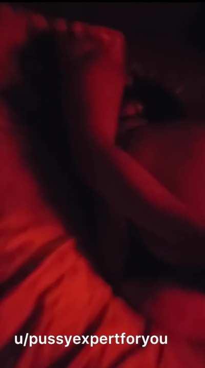 Hotwife invited me while she laid like this on her marital bed. All holes were allowed and I could do whatever. I started with my fingers. Listen to her moans 🔊