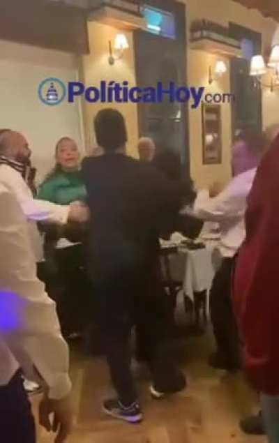 Dos comensales terminaron a las trompadas luego de que uno defendiera a Cristina Kirchner, comparándola con el golpe de 1955, y un segundo defendiera a Mauricio Macri en restaurante de Caballito.