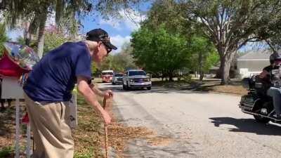 It’s 1st Lieutenant Bernie Friedland’s 95th birthday!!!! He’s a WWII Veteran with a heart of gold. Dozens of people across Sarasota drove by his home this afternoon to wish him a special day and thank him for his service to our country.