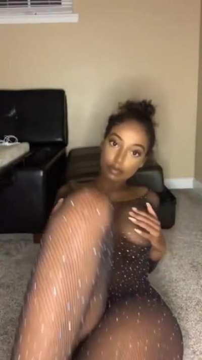 Bro who…..tf is this girl and where’s her shit 😑