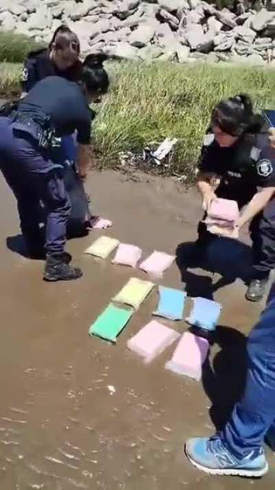 Encontraron veinte kilos de merca en el río, a cinco cuadras de mi casa. Por qué no me levanté antes, lpm?