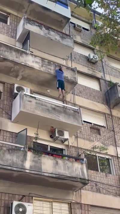 Santa Fe: Discutió con su pareja, se colgó del balcón y cayó al vacío