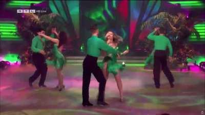 Julia Beautx bei Let’s Dance - erster Gruppentanz und Bewertung: Video 1/2… Show vom 17.02.23