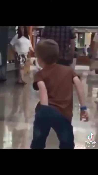 Why lil dude lookin for gold like dat twin